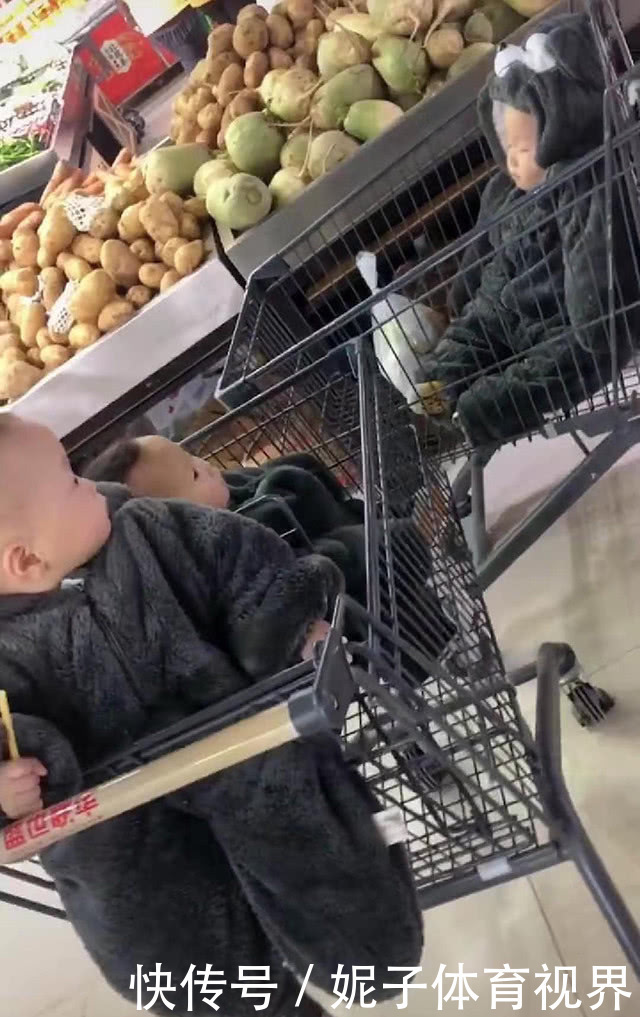 家长|爸爸妈妈带三胞胎逛超市，老二却“独享”一个小推车，原因很搞笑
