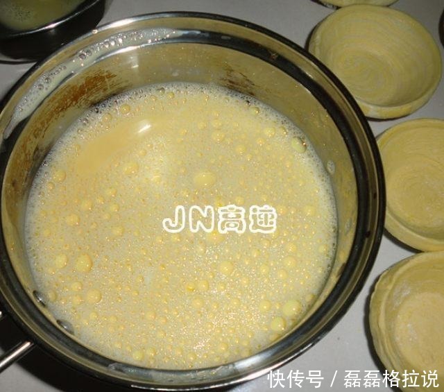 草莓蛋挞,很香很嫩的蛋挞,搭配一带草莓口感更清新