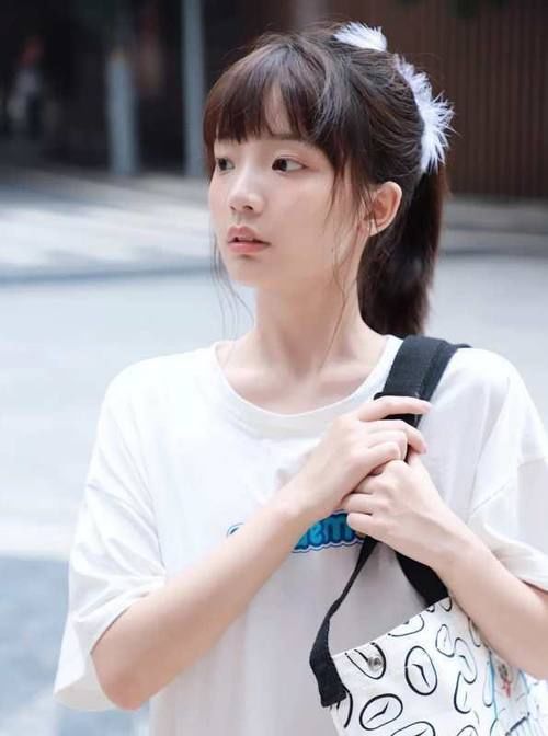 初恋脸适合这几款发型,齐肩短发、高马尾、微卷长发,时尚又好看