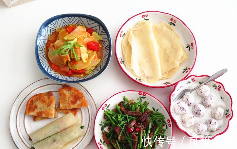 娘倆的午餐擺了一桌,女兒見(jiàn)了說(shuō)太豐盛,曬給同學(xué)紛紛點(diǎn)贊