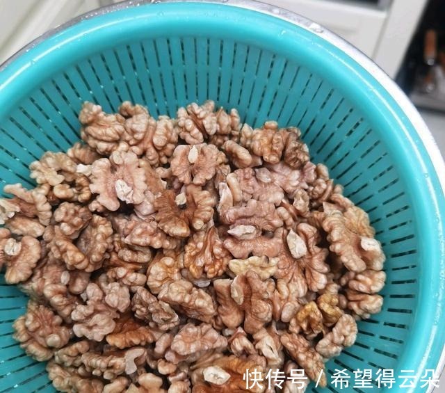 家常版小零食琥珀核桃仁,口感酥脆,一口一个,甜甜的超好吃!