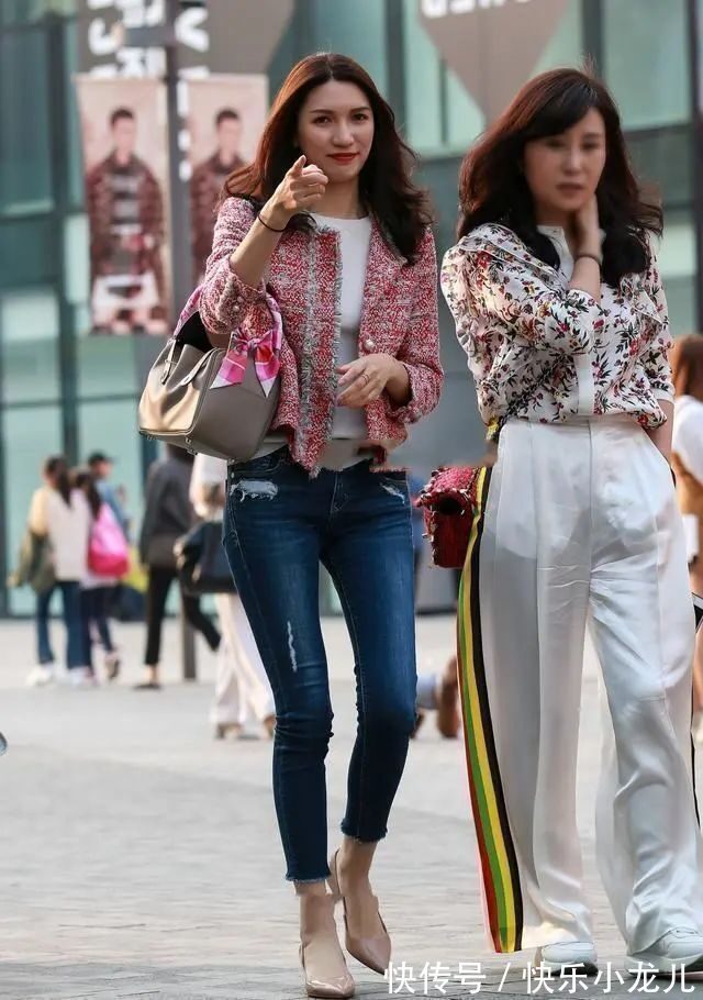 修身款 蓝色简单短裤搭配白色短袖,如果搭配得好,随便怎么穿都不会出错