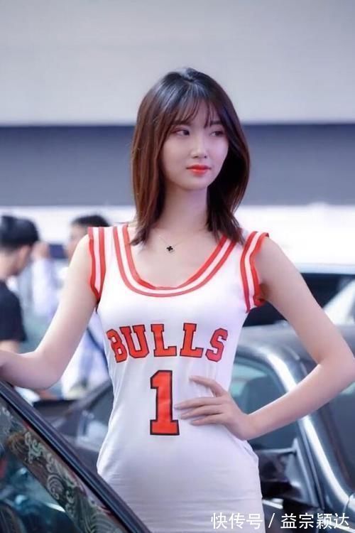 包臀裙 “邻家女孩”气质的车模,打扮青春活力,很有亲和力