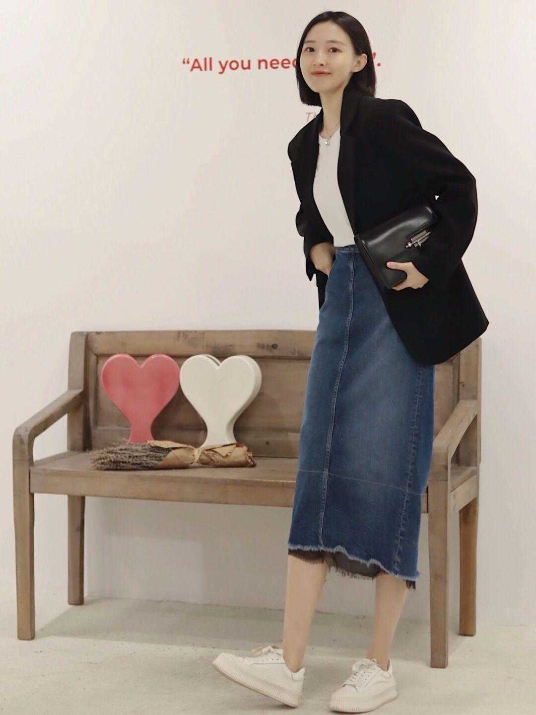 牛仔裙 早春职场怎么穿更洋气?借鉴这几组搭配方式,简约日常又有气场