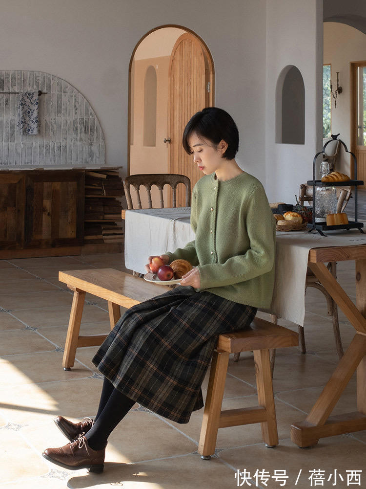 搭配 奔三奔四的女人想提升品味,别错过“毛衣开衫”,简约大气又轻奢