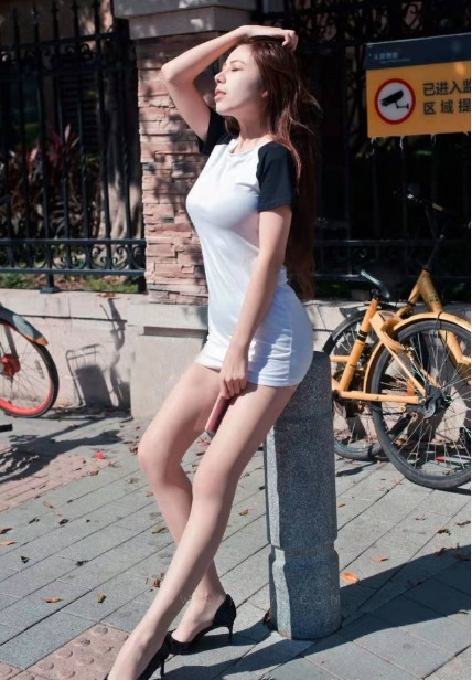 简洁|长款白色T恤裙搭配黑色高跟鞋, 简洁大气, 气质感满满