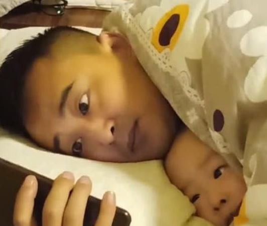 晓云|让奶爸带1岁儿子睡觉,宝妈推门看到眼前画面,直接踹向奶爸