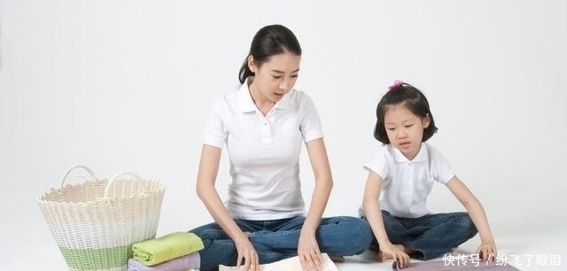 饺子皮|萌娃熟练地帮妈妈擀饺子皮走红!爸妈这样做,也能教育出同款孩子