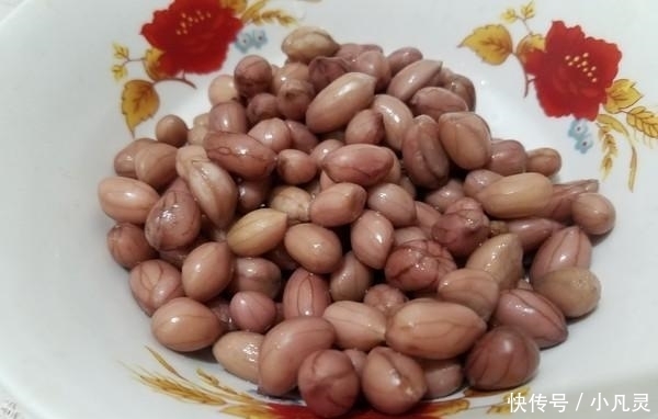 花生不用炸不用煮,这样做简单又美味,每周吃几次,清热又降火