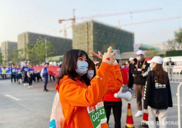 残障 汶川地震幸存女孩义肢走秀，自信果敢，网友称“最有力量”的时尚