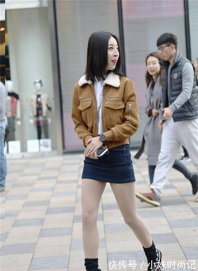 大长腿|街拍:尖头细跟袜靴,非常简约的款式,高腰牛仔裙衬托身材比例