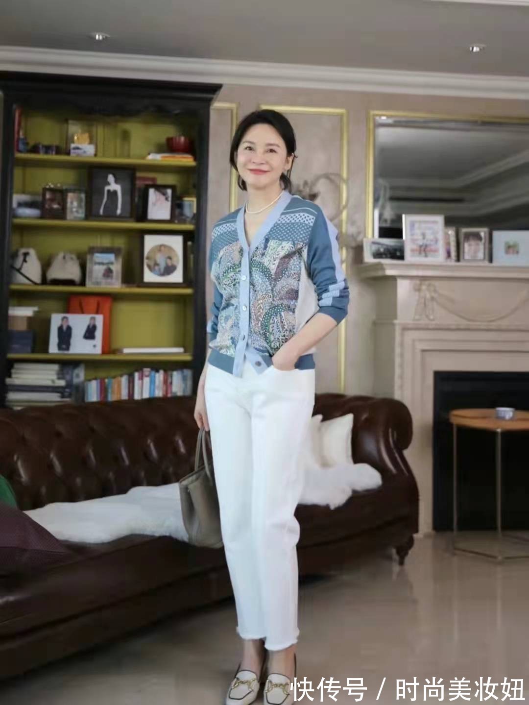 外套 50岁女人早春怎么穿?这位大姐的穿搭优雅大气,照着穿就行