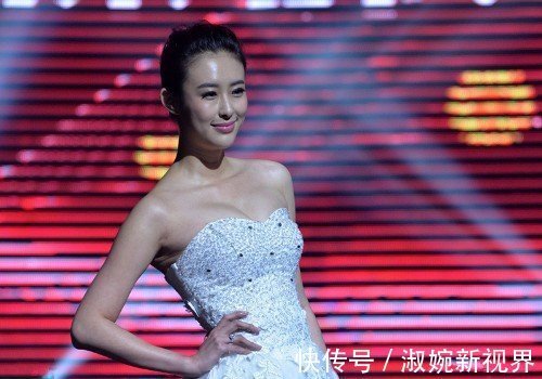 张博|第一车模翟凌复出!脸上满满精华液如少女般,男篮男友成霸道总裁
