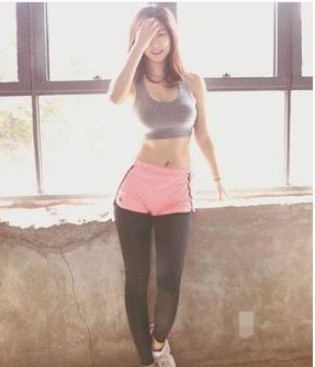 小蛮腰|街拍穿搭娉婷的紧身打底裤美女，凸显高挑的身材曲线！