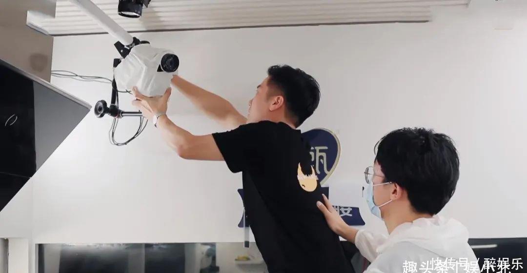节目|《中餐厅》黄晓明揭工作人员藏身处,紧靠灶台又热又闷,太辛苦