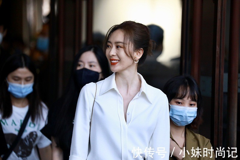 衬衫|童谣气质一般人真比不了,基础款白衬衫搭配黑裤子,气场强大