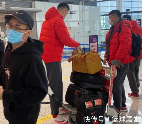 杜锋|男篮登机图!全员送签名,大韩打人,徐杰近照流出,杜锋行李最多