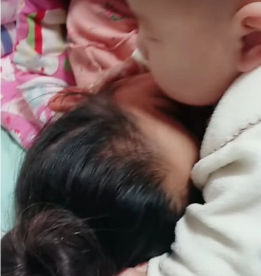 弟弟|二胎弟弟叫姐姐起床,有谁观察到他的一个行为,网友直呼亲生的