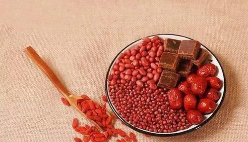 天气忽然转凉，女人应多吃“六红粥”，补肝养血，告别手脚冰凉