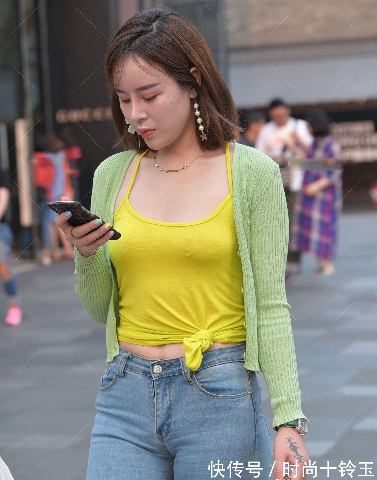 开衫 亮黄色背心搭配牛油果绿色小开衫,大胆复古,演绎别样风情