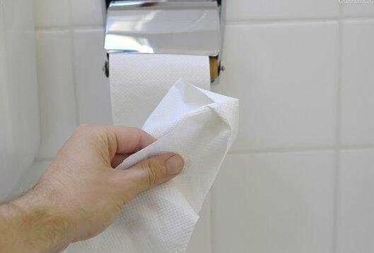 上厕所,为什么外国人会把厕纸冲掉,国人是扔进纸篓这下明白了