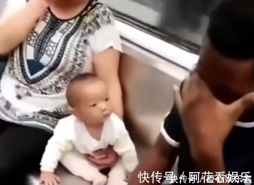 宝宝|萌娃地铁偶遇黑人，好奇的眼神令人猜想这叔叔是不是“晒糊”了