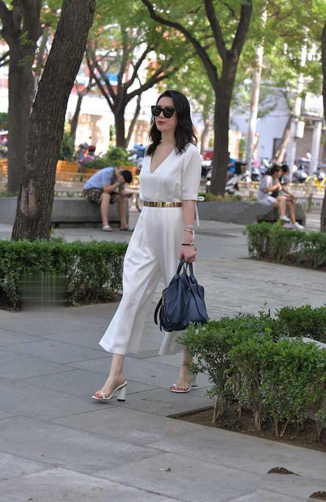 街拍|街拍还嫌弃白色裤子不耐看都穿十几年了,如焕然一新吧