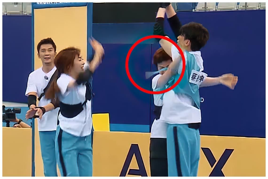 名牌|蔡徐坤打篮球衣服让女嘉宾扯坏,名牌秒被撕掉,录节目像进了盘丝洞