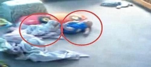 爸妈|宝妈早起,想看双胞胎睡醒没,一开门看到这画面,爸妈都快笑抽了