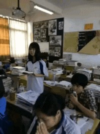 |搞笑GIF图:车子人太多,我们只好另想办法了,就是太冷了!