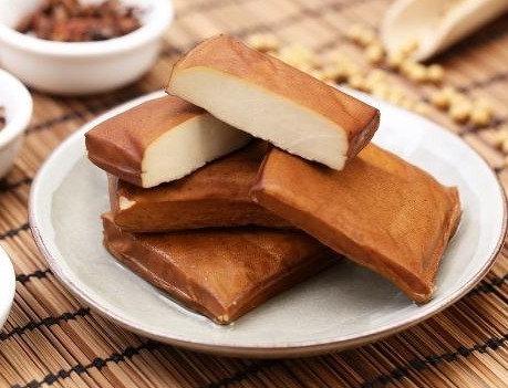 脆爽|芹菜炒香干时,需要焯水吗?用对方法,西芹脆爽,营养不流失