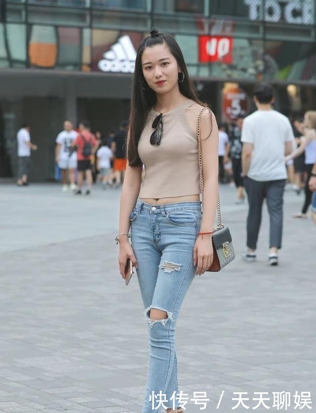 时髦|时髦精都爱破洞牛仔裤,搭配浅咖色无袖衫,清新美丽又显年轻活力