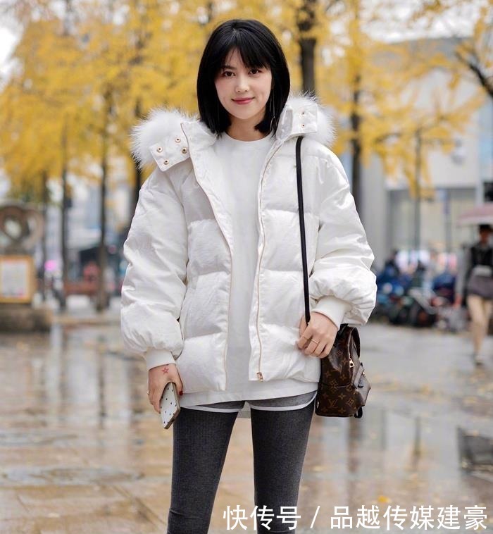 漂亮|街拍:好漂亮的小姐姐,身穿一字肩小款上衣,美极了!