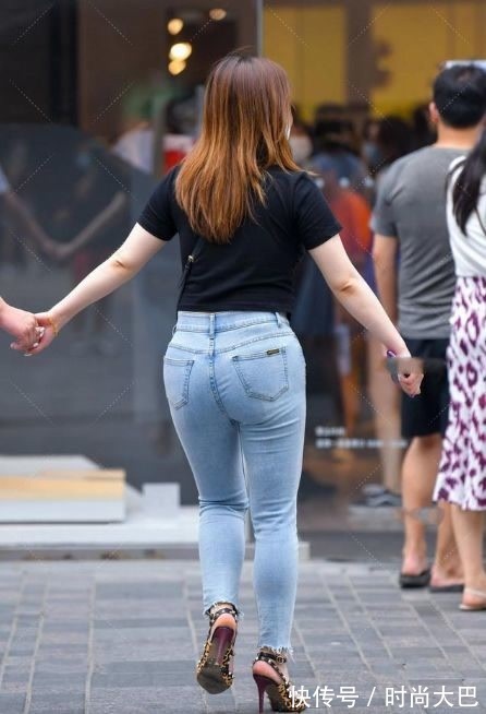 牛仔裤 穿着卡其色,时尚而老成,充满高级感