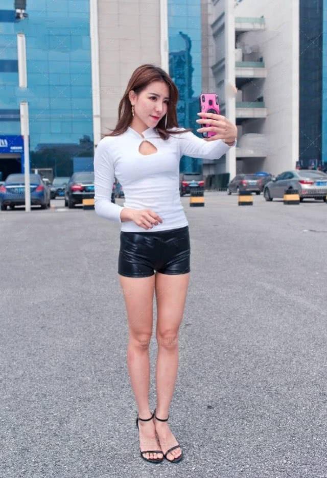 街拍:气质优雅的时尚辣妈,黑色的碎花长裙美丽大方