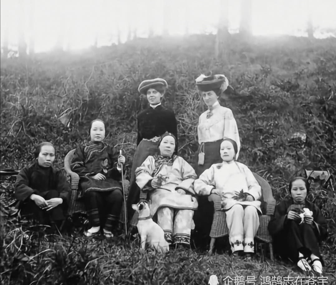 照片|清末罕见照片,小妾在正妻面前噤若寒蝉,图九男子挂两张虎皮练摊