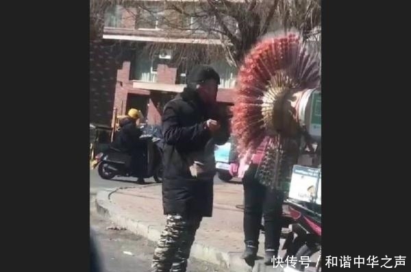 小贩用自己的口水给冰糖葫芦粘糯米纸,画面令人作呕