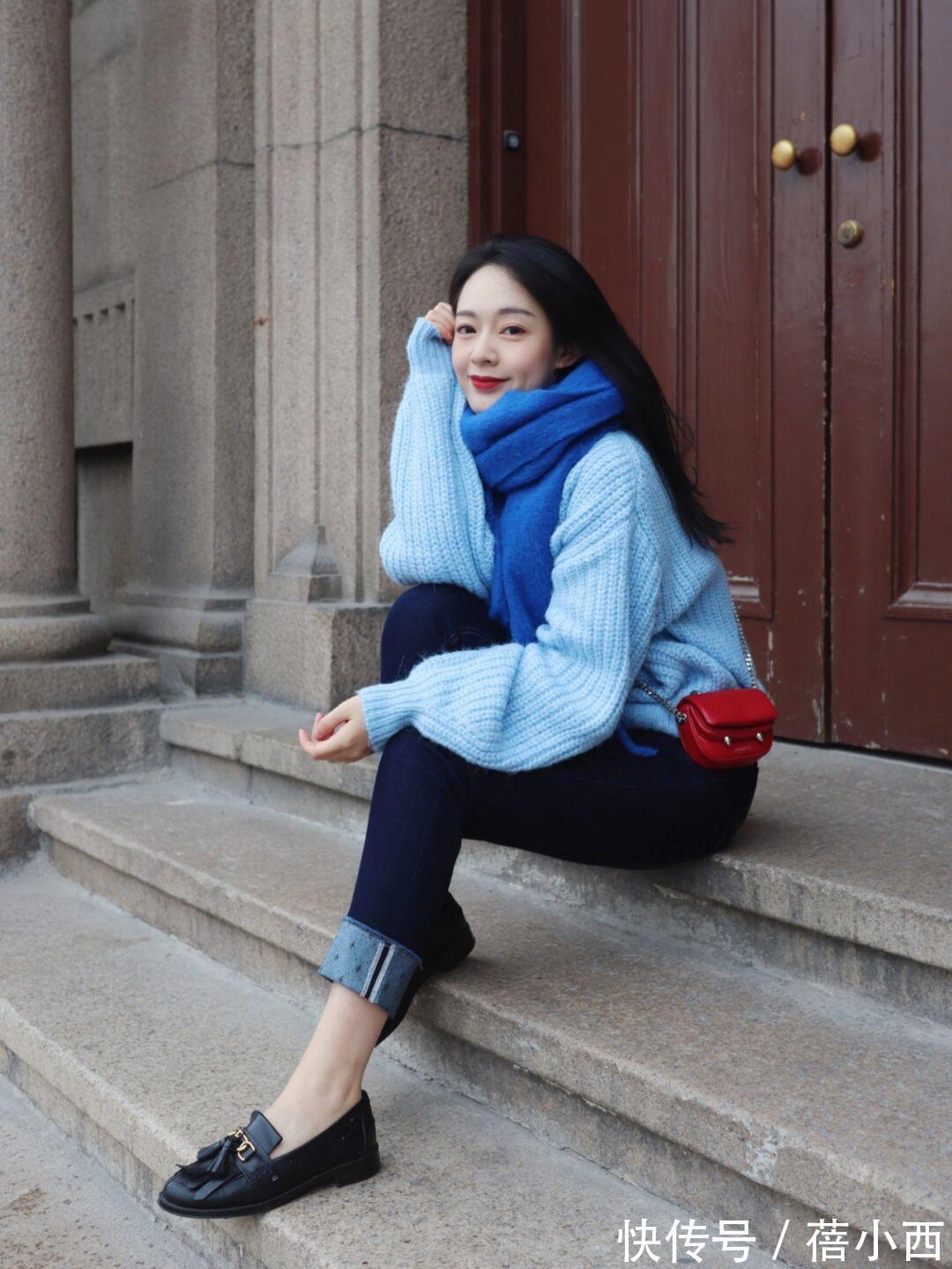 黄黑皮|穿衣简约高级的女性,都有这4件“毛衣”,看极简风博主就知道了