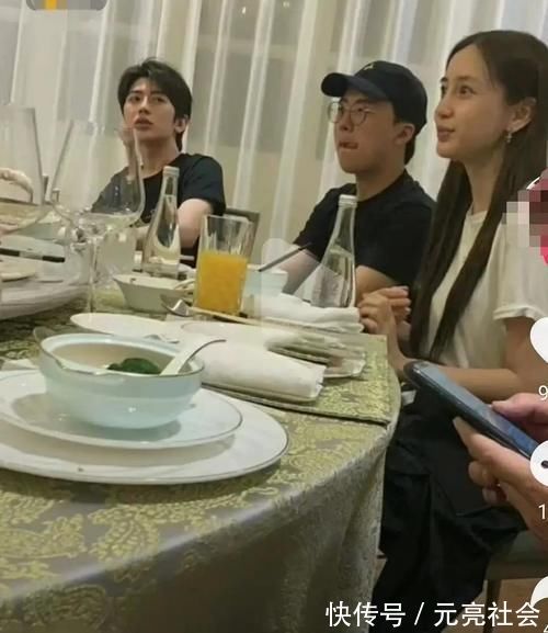 奔跑吧私下聚餐:BABY素颜接地气,蔡徐坤郭麒麟座位距离有亮点