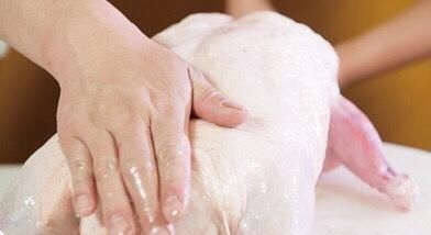  广式|广式烧鹅这样做，皮脆肉嫩，肥而不腻，作为吃货必吃的美食