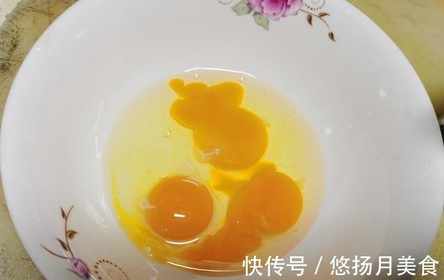 在家用空气炸锅制作简易版蛋挞，美味又简单！