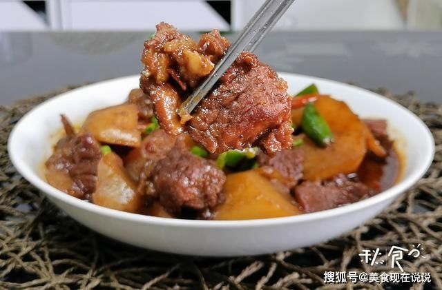 红烧牛肉怎么做，才能肉嫩、汤鲜？这2种料记得加，牛肉又嫩又香