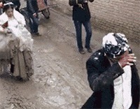 |搞笑GIF:火车站见到的情形,看到这一幕我又相信爱情了