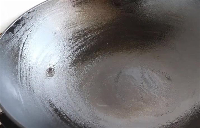 新买的铸铁锅切记不要直接用,开锅养锅的诀窍告诉你,锅越用越好