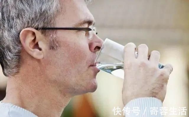 血液粘稠度|血液粘稠的人，身体会有5种表现，若没有，说明血管还算通畅