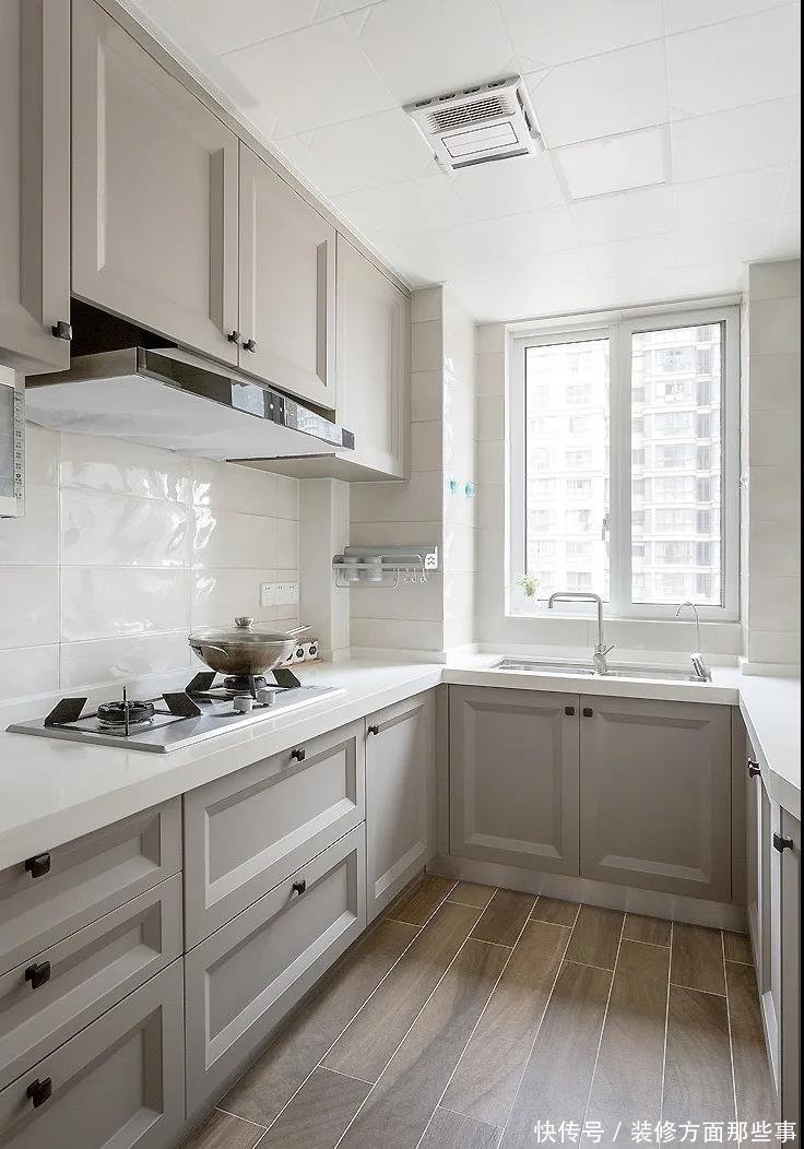 碧桂园|111平美式三居室,采用墨绿色点缀整个空间雅奢氛围蔓延开来