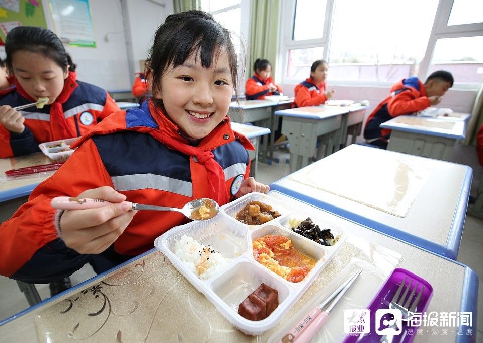 日照：开学首日13所未建食堂学校首次实行集中配餐