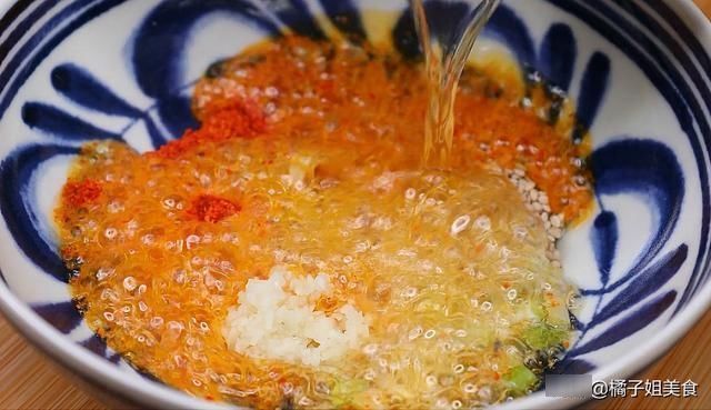 饭店里“凉拌黄瓜”为啥那么好吃大厨多加这一步，比肉还香