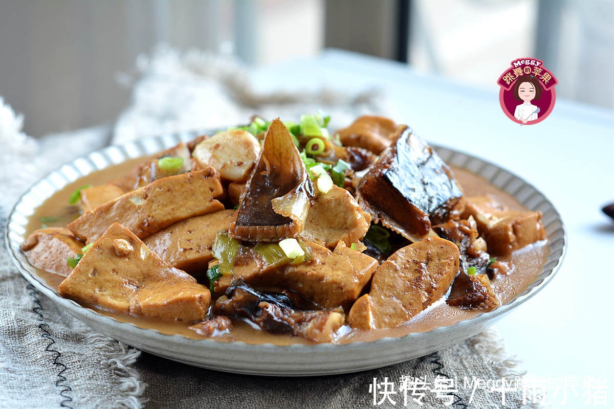 这鱼被称“老板鱼”，是魔鬼鱼的亲戚，全身无刺，鲜美不舍得挪筷