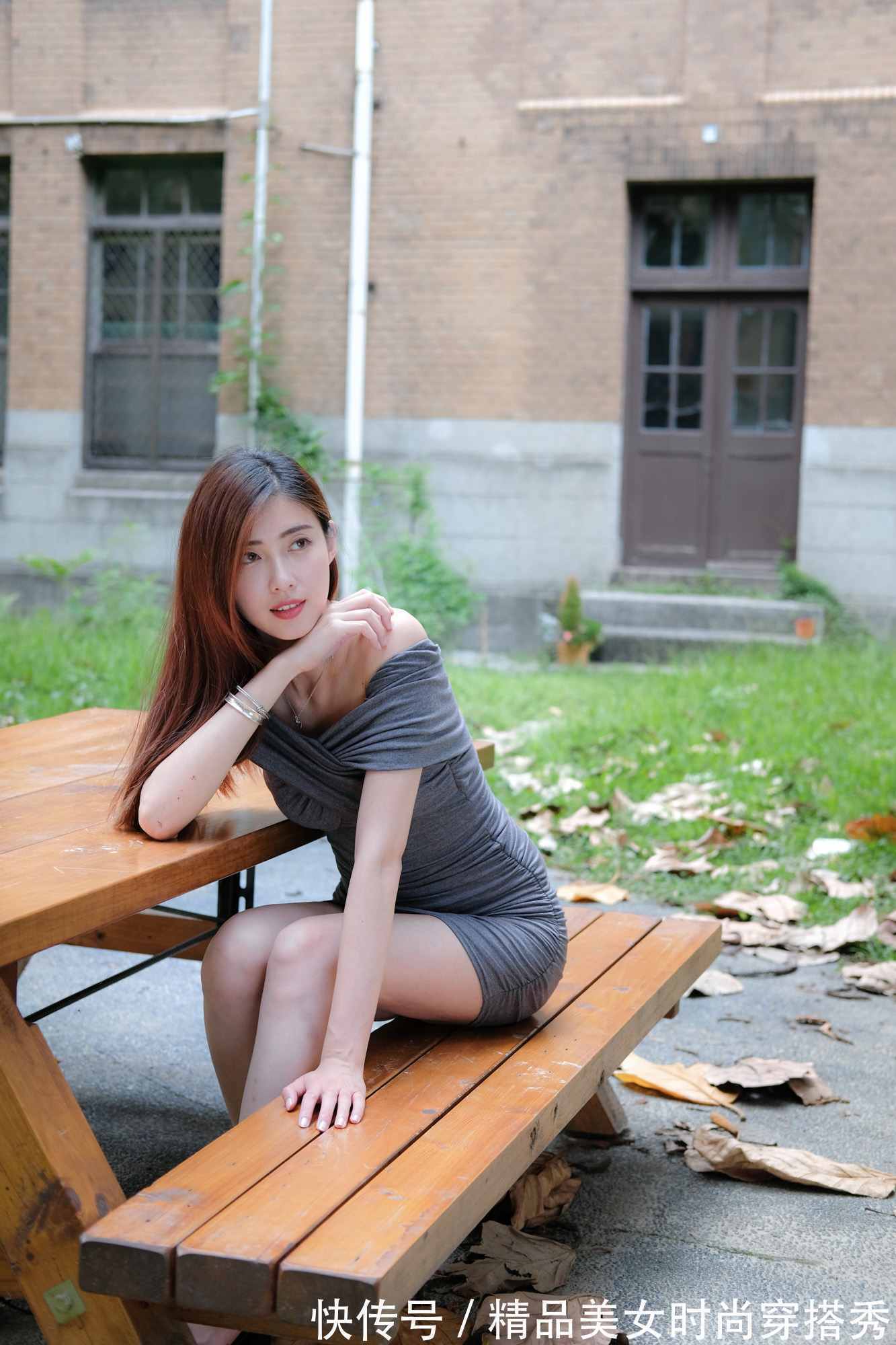 修身 小姐姐身穿一件灰色的修身连衣裙,简约的同时却有着不一样的时尚